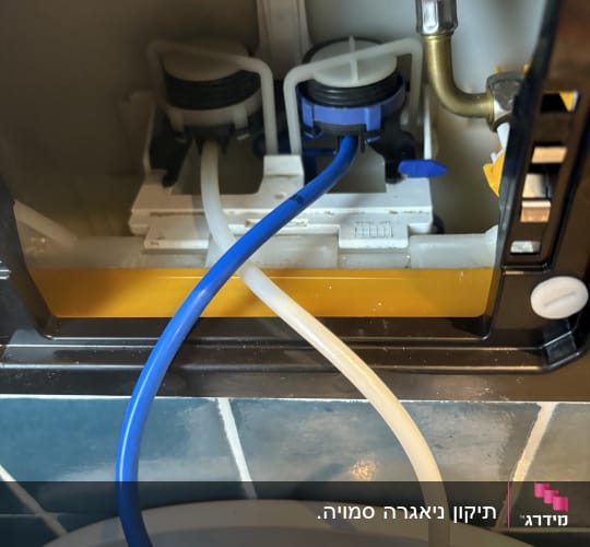 חלקים פנימיים של מיכל הדחה בשירותים